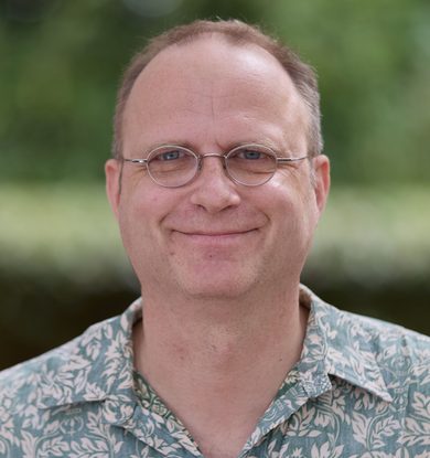 Porträt in Frontalansicht von Dirk Reimann in Hawaiihemd